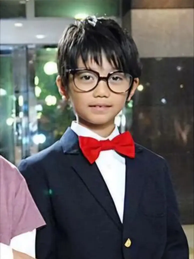 Conan Edogawa solving a case
